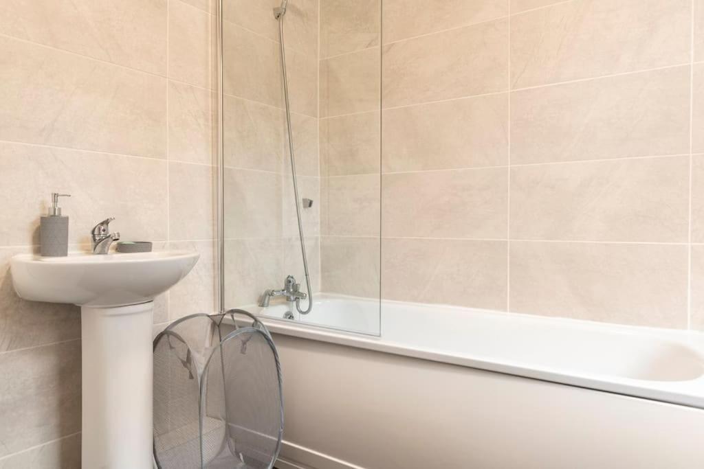 3-Bedroom Home In Liverpool L15 With Free Parking Exterior foto