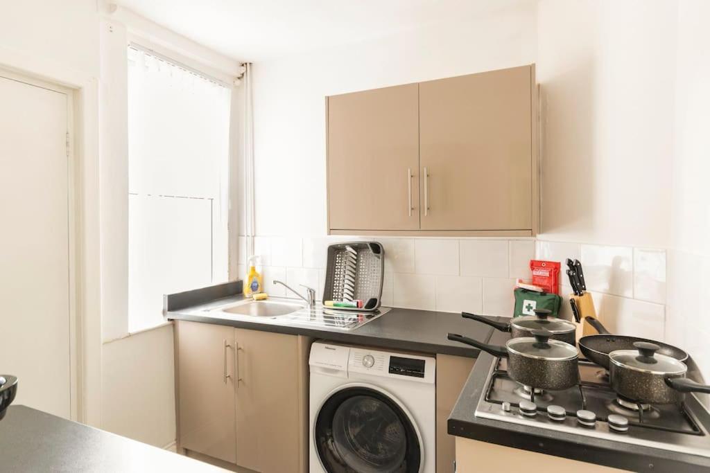 3-Bedroom Home In Liverpool L15 With Free Parking Exterior foto