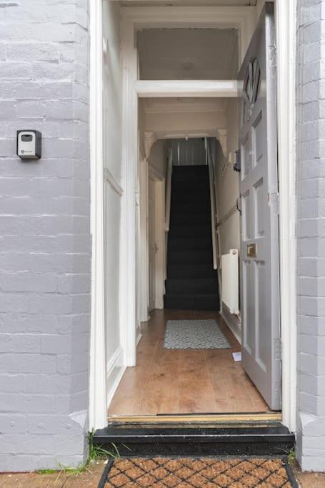 3-Bedroom Home In Liverpool L15 With Free Parking Exterior foto